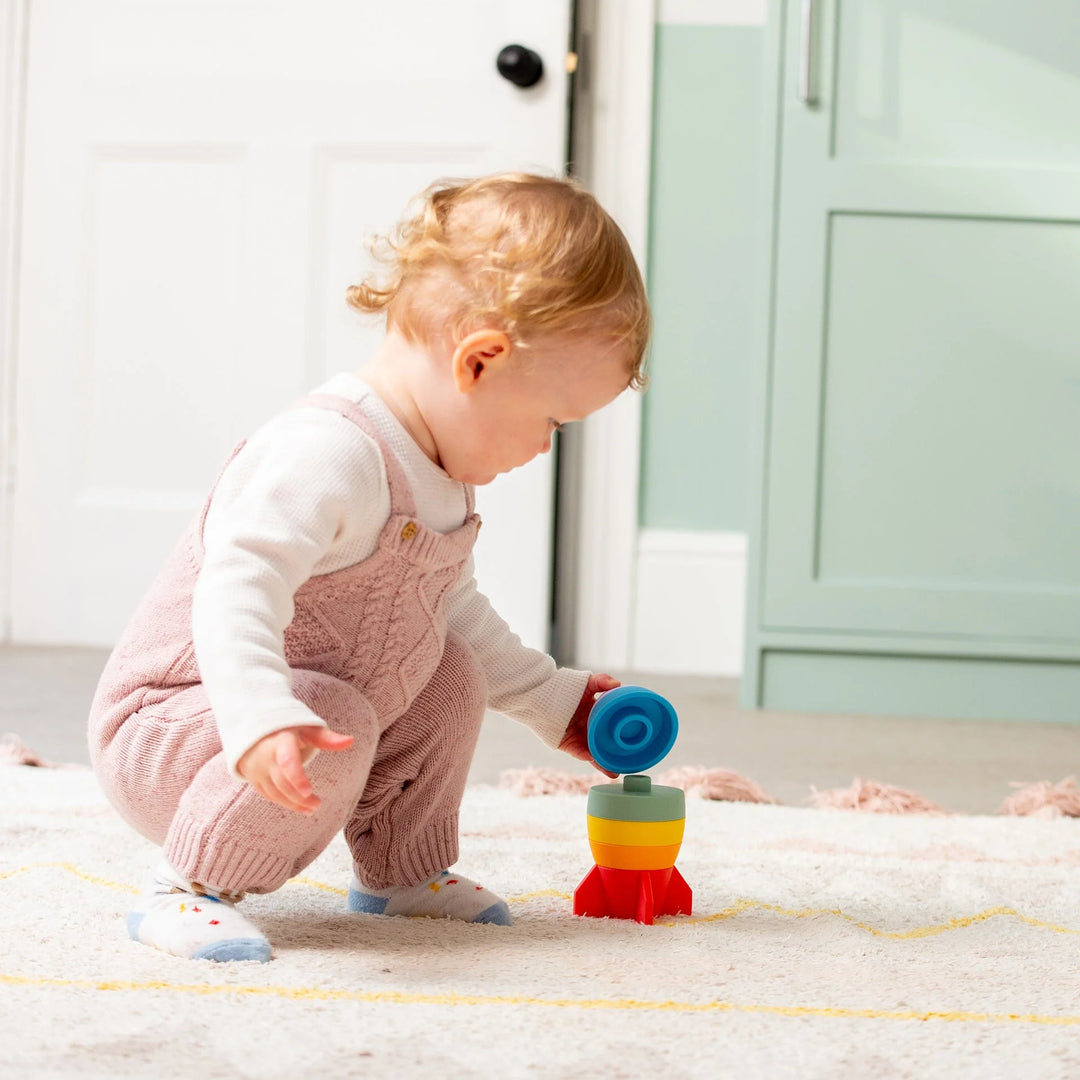 Stapelbare Tickit raket in regenboogkleuren met zes silicone delen
