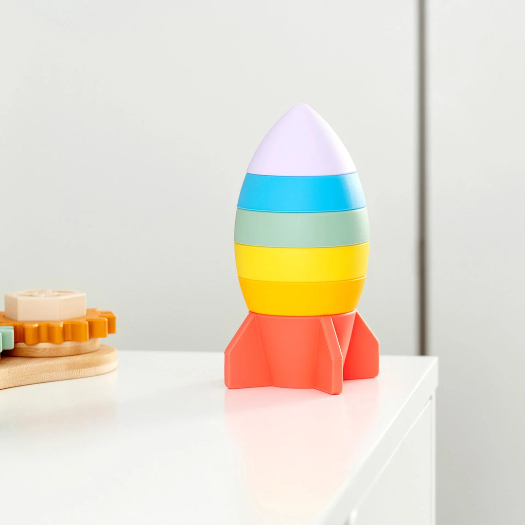 Stapelbare Tickit raket in regenboogkleuren met zes silicone delen