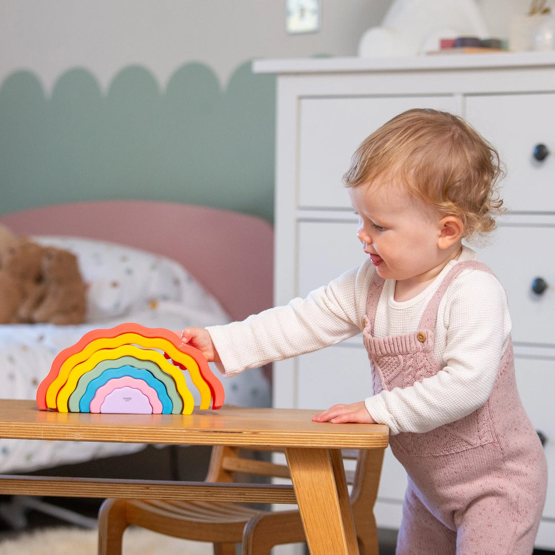Kind speelt met Tickit Silisoft Wobbel Regenboog in regenboogkleuren