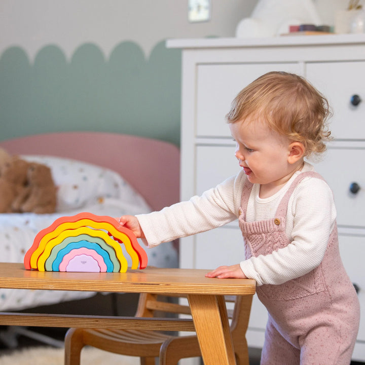 Kind speelt met Tickit Silisoft Wobbel Regenboog in regenboogkleuren