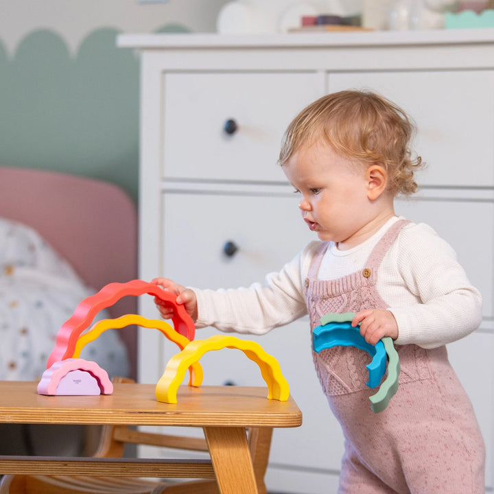 Kind speelt met Tickit Silisoft Wobbel Regenboog in regenboogkleuren