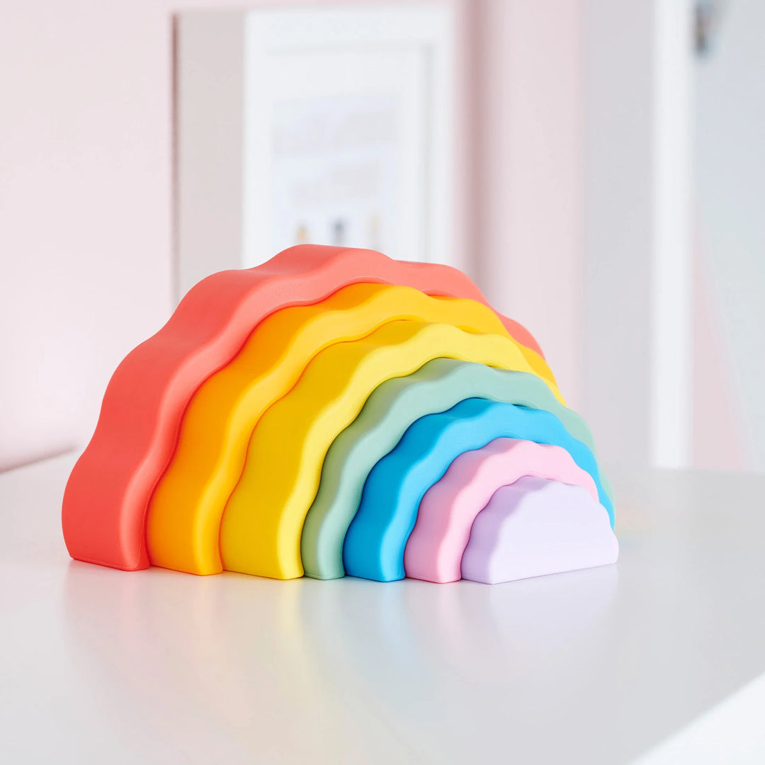 Kind speelt met Tickit Silisoft Wobbel Regenboog in regenboogkleuren