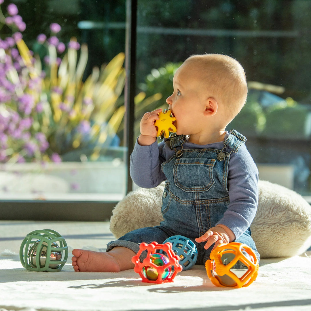 Set van 5 flexibele silicone ballen van Tickit in regenboogkleuren met open structuren