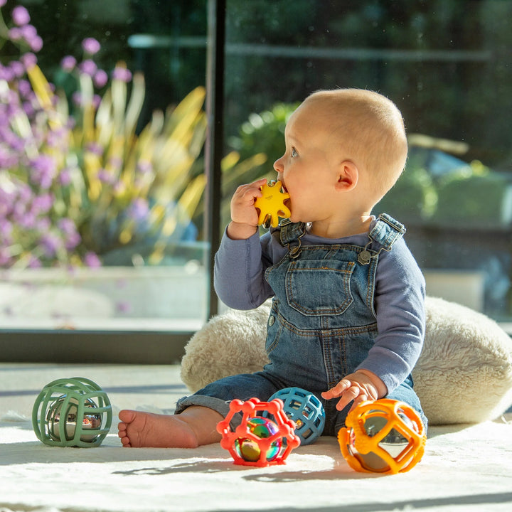 Set van 5 flexibele silicone ballen van Tickit in regenboogkleuren met open structuren