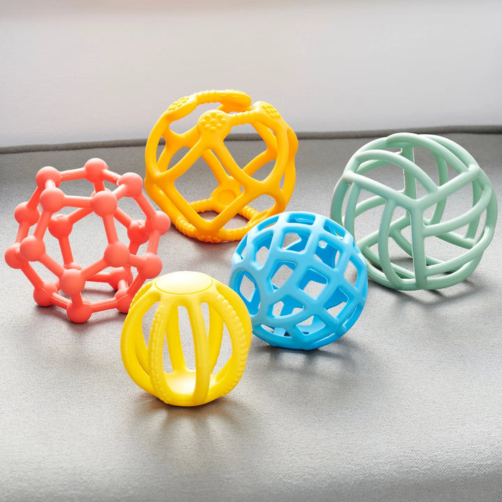 Set van 5 flexibele silicone ballen van Tickit in regenboogkleuren met open structuren