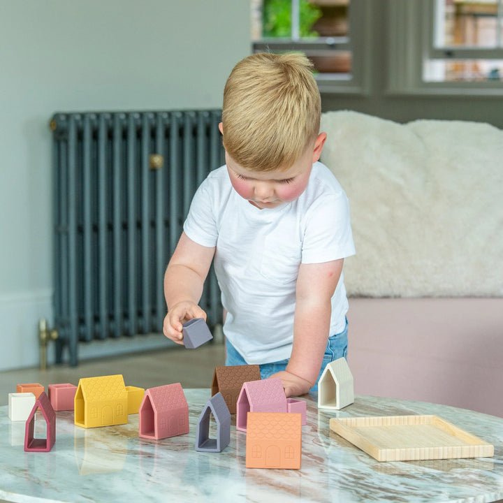 Tickit Blokken Dorp speelset met silicone huizen en bamboe dienblad in aardetinten