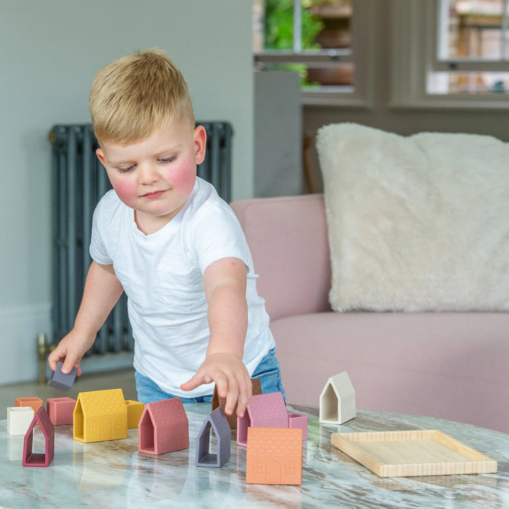 Tickit Blokken Dorp speelset met silicone huizen en bamboe dienblad in aardetinten