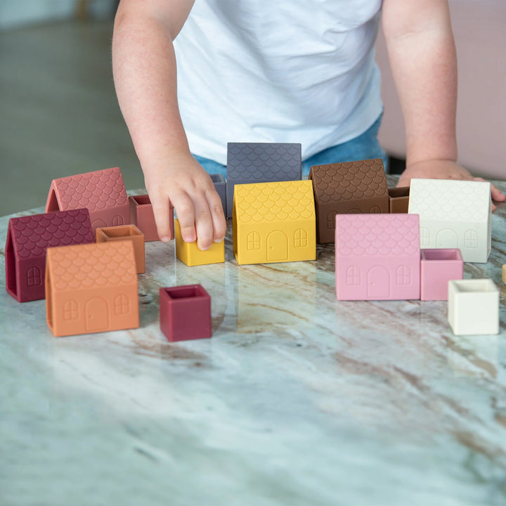 Tickit Blokken Dorp speelset met silicone huizen en bamboe dienblad in aardetinten