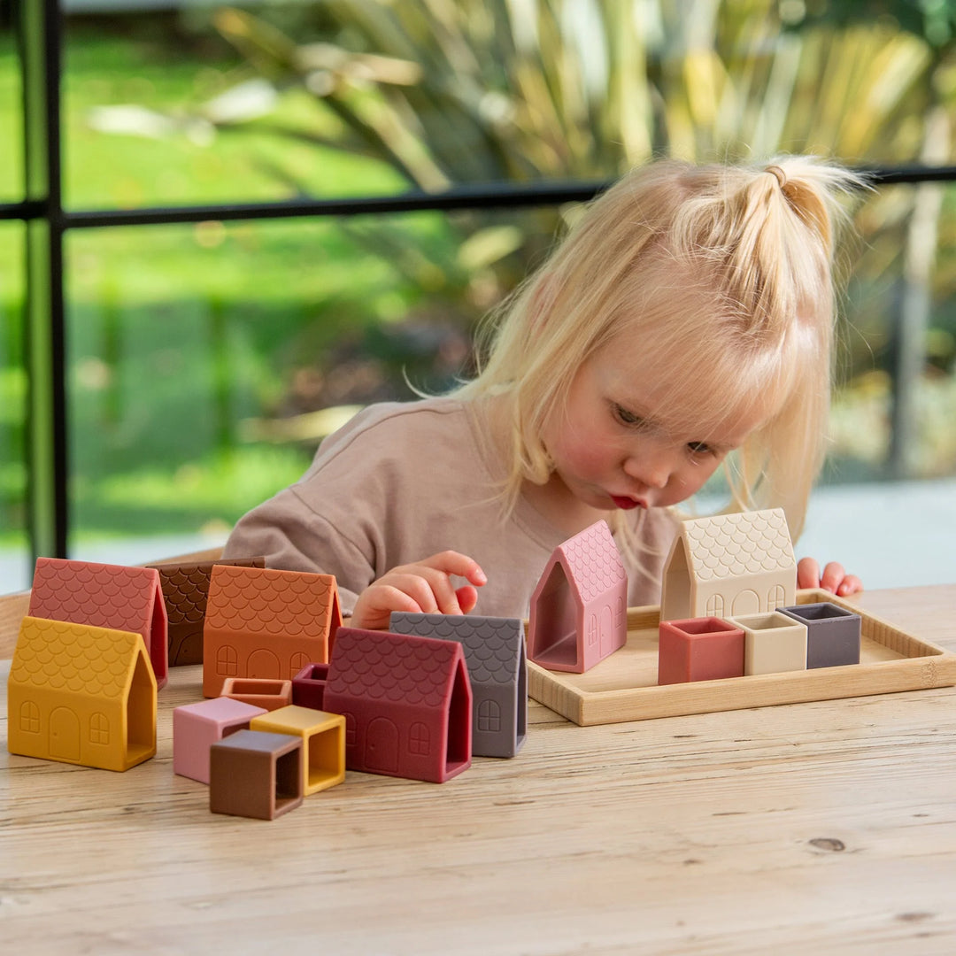 Tickit Blokken Dorp speelset met silicone huizen en bamboe dienblad in aardetinten