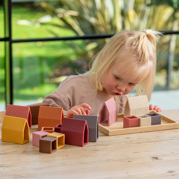 Tickit Blokken Dorp speelset met silicone huizen en bamboe dienblad in aardetinten
