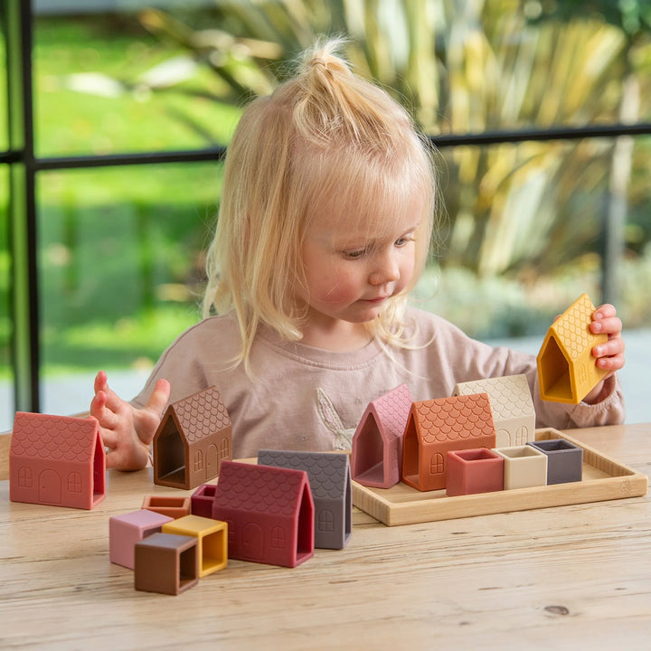 Tickit Blokken Dorp speelset met silicone huizen en bamboe dienblad in aardetinten