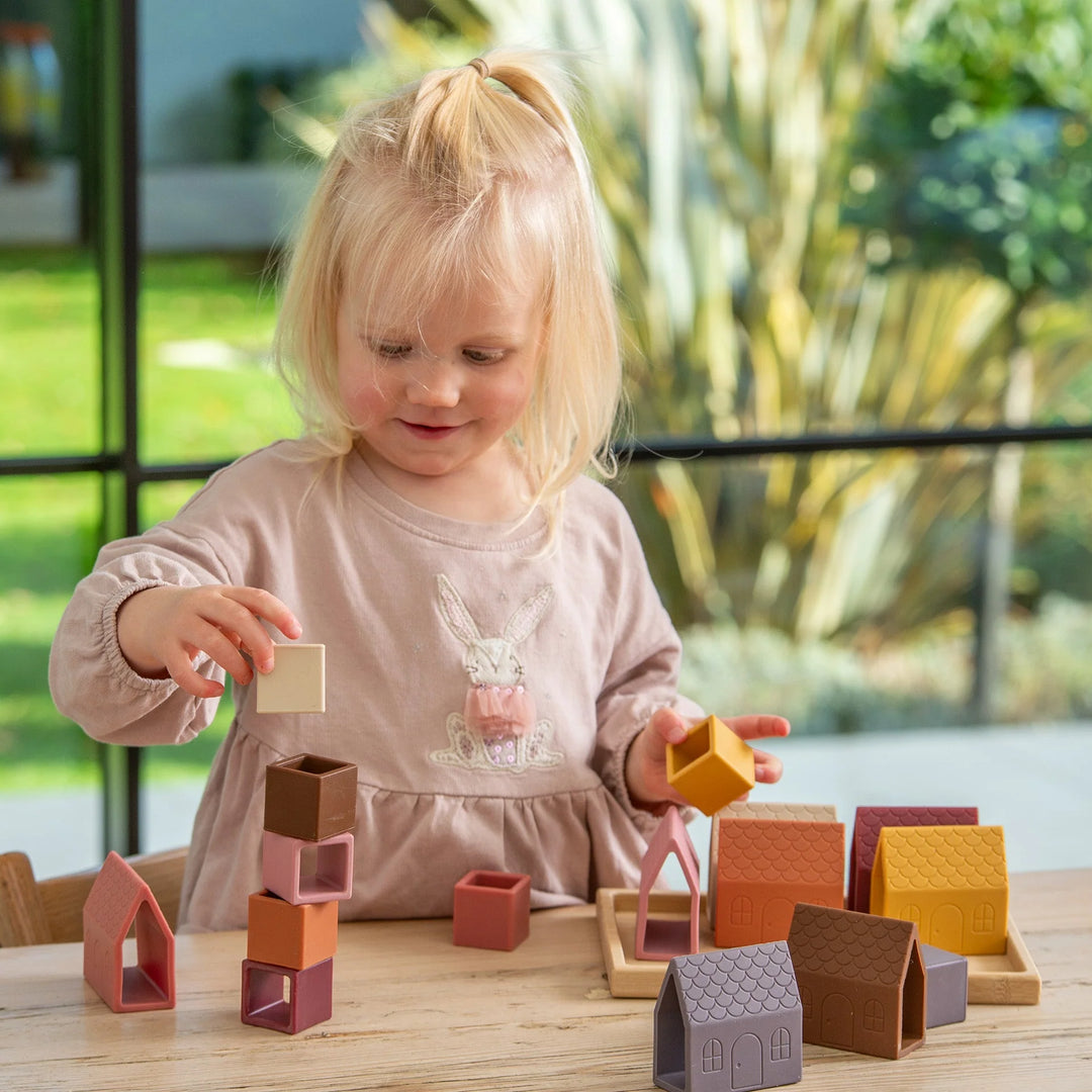Tickit Blokken Dorp speelset met silicone huizen en bamboe dienblad in aardetinten