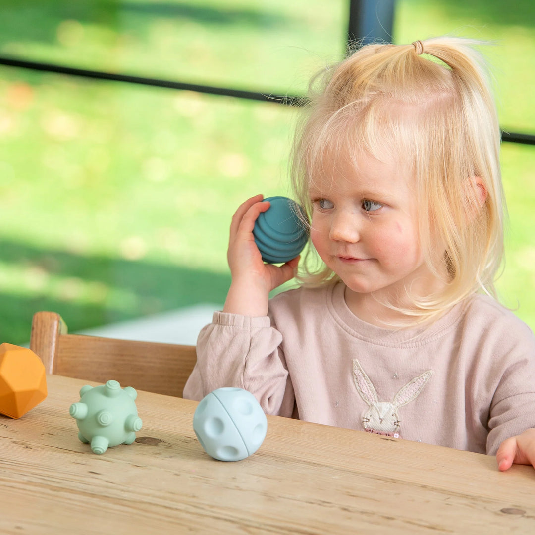 Set van 4 neutraal gekleurde Tickit sensorische silicone ballen met textuur