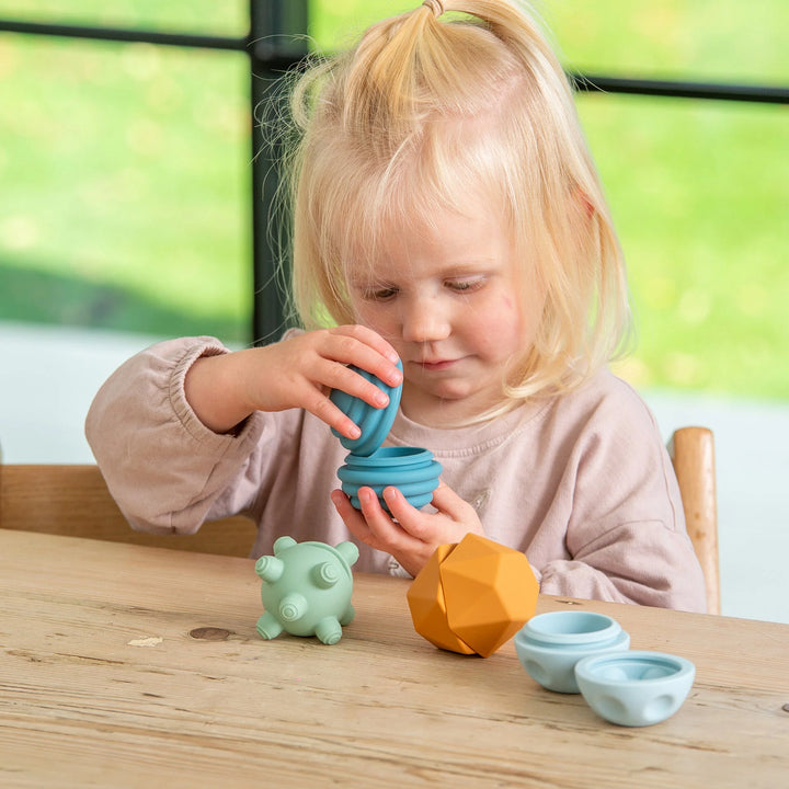Set van 4 neutraal gekleurde Tickit sensorische silicone ballen met textuur