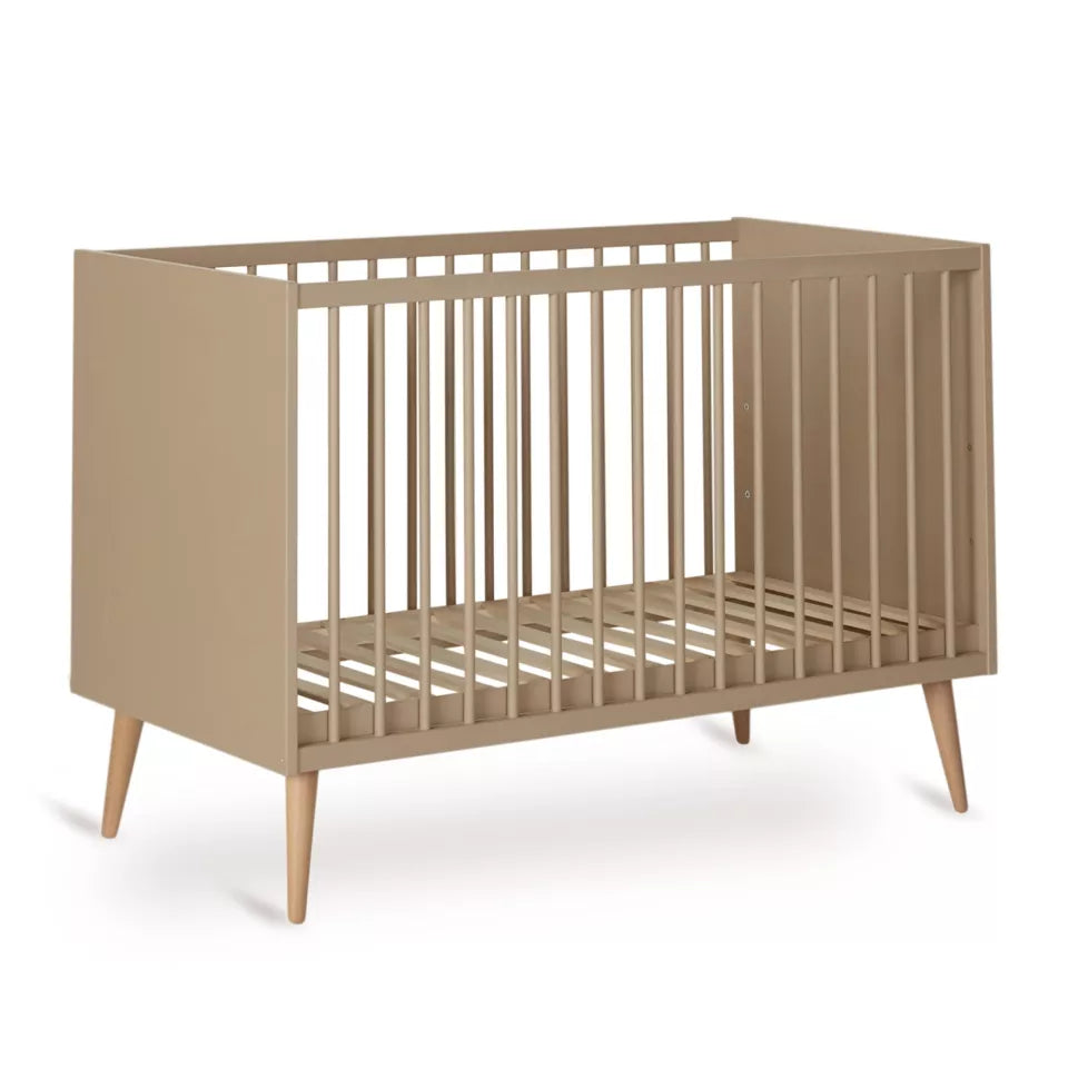 "Quax Cocoon Latte babybed 60 x 120 cm met verstelbare bodem en elegante beukenhouten poten"