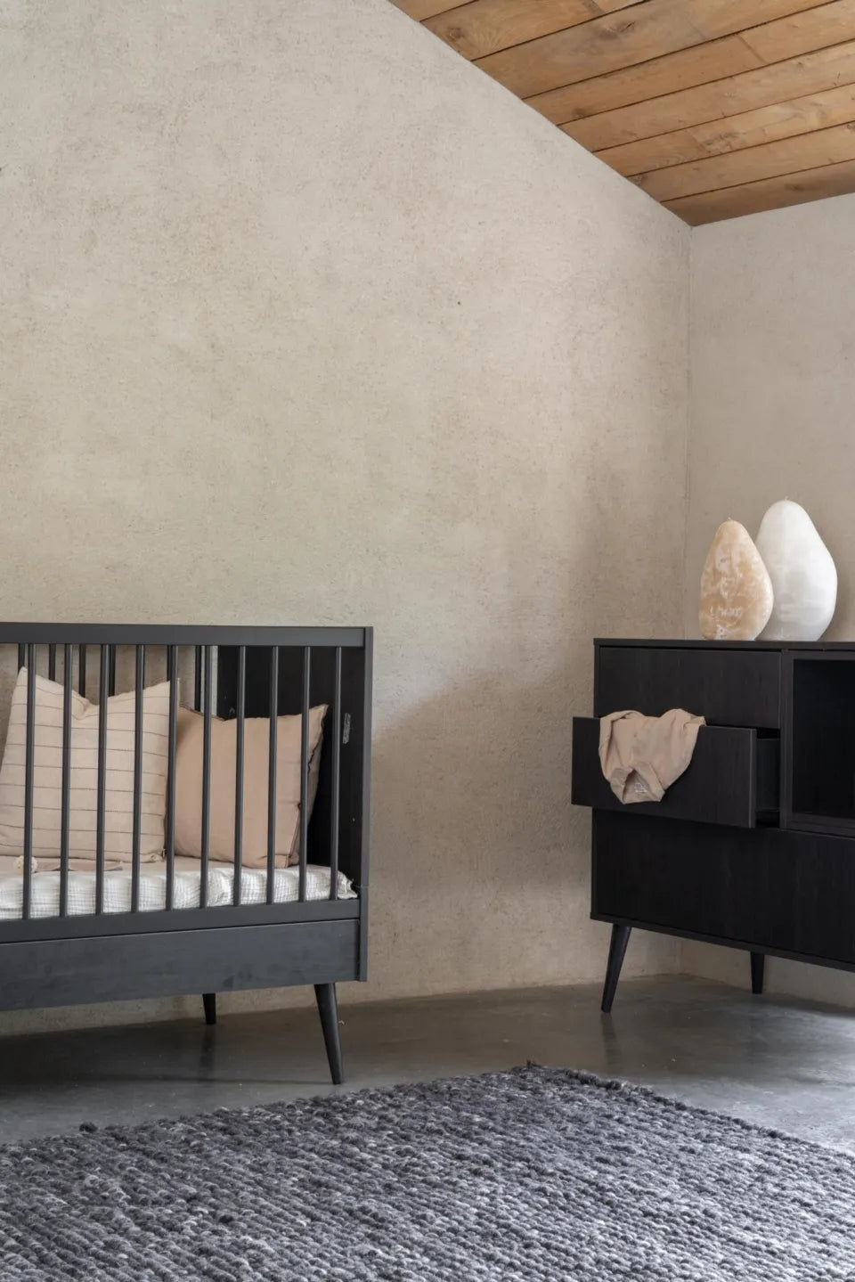 "Quax Cocoon Eboni babybed 60 x 120 cm met verstelbare bodem en elegante beukenhouten poten"