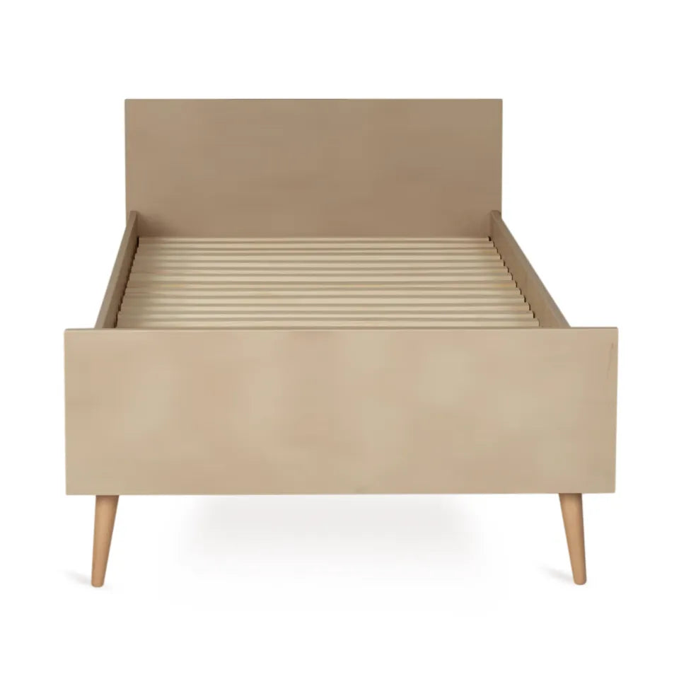 "Cocoon Junior Bed in Latte 90 x 200 cm met lattenbodem voor comfort en duurzaamheid"