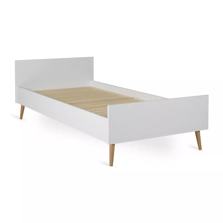Quax Flow Junior Bed 90 x 200 cm in Ice White, inclusief lattenbodem, van FSC-gecertificeerd hout, stijlvol en duurzaam voor de groeiende jeugd