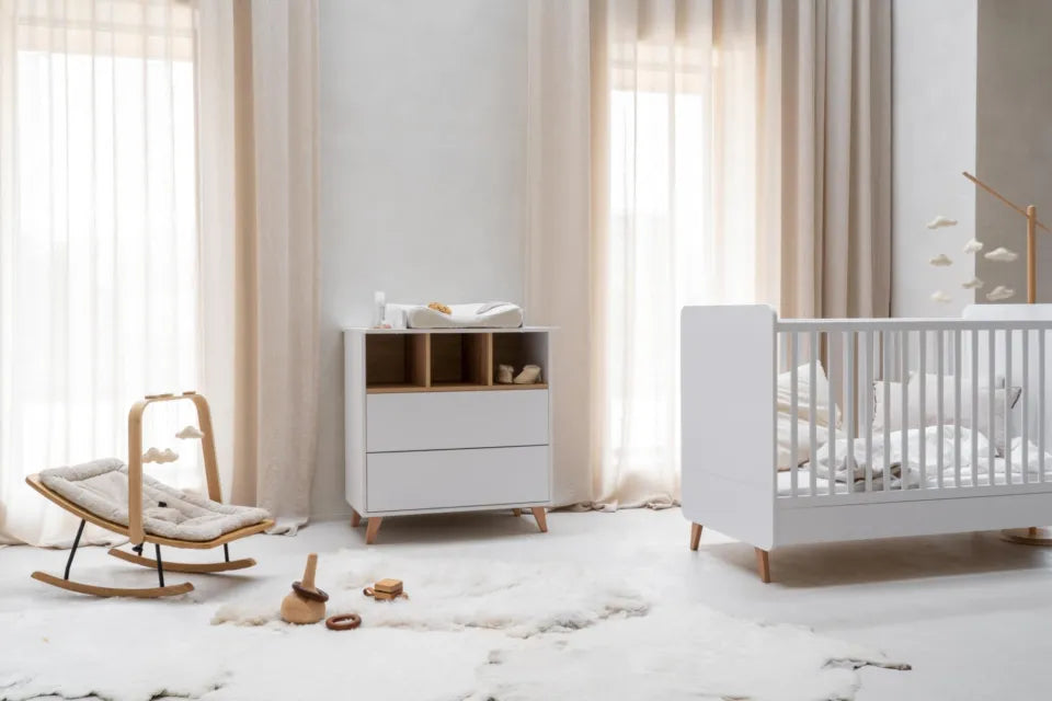 "Quax Loft Bed 60 x 120 cm in White, toont massief beukenhouten poten en verstelbare matrashoogtes, perfect voor een stijlvolle kinderkamer"