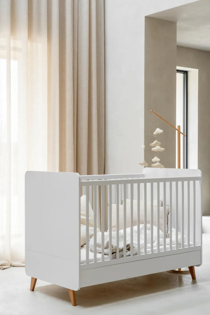 "Quax Loft Bed 70 x 140 cm in White met verstelbare bodem en massief beukenhouten poten, perfect voor elke groeiende kinderkamer"