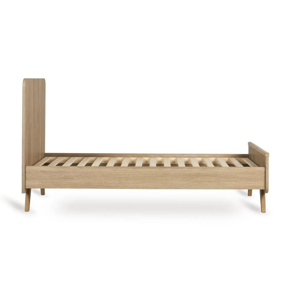 "Quax Loft Bed 70 x 140 cm in Honey Ash met verstelbare bodem en massief beukenhouten poten, perfect voor elke groeiende kinderkamer"