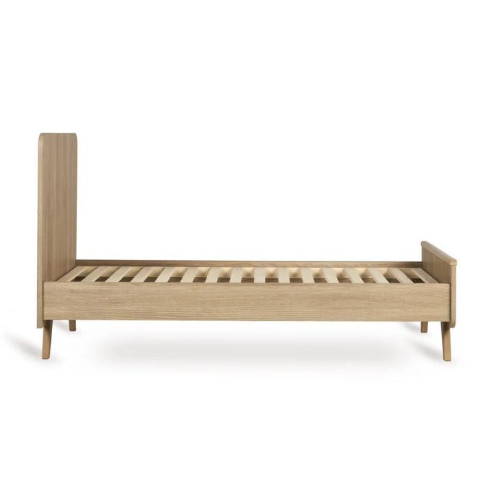 "Quax Loft Bed 70 x 140 cm in Honey Ash met verstelbare bodem en massief beukenhouten poten, perfect voor elke groeiende kinderkamer"