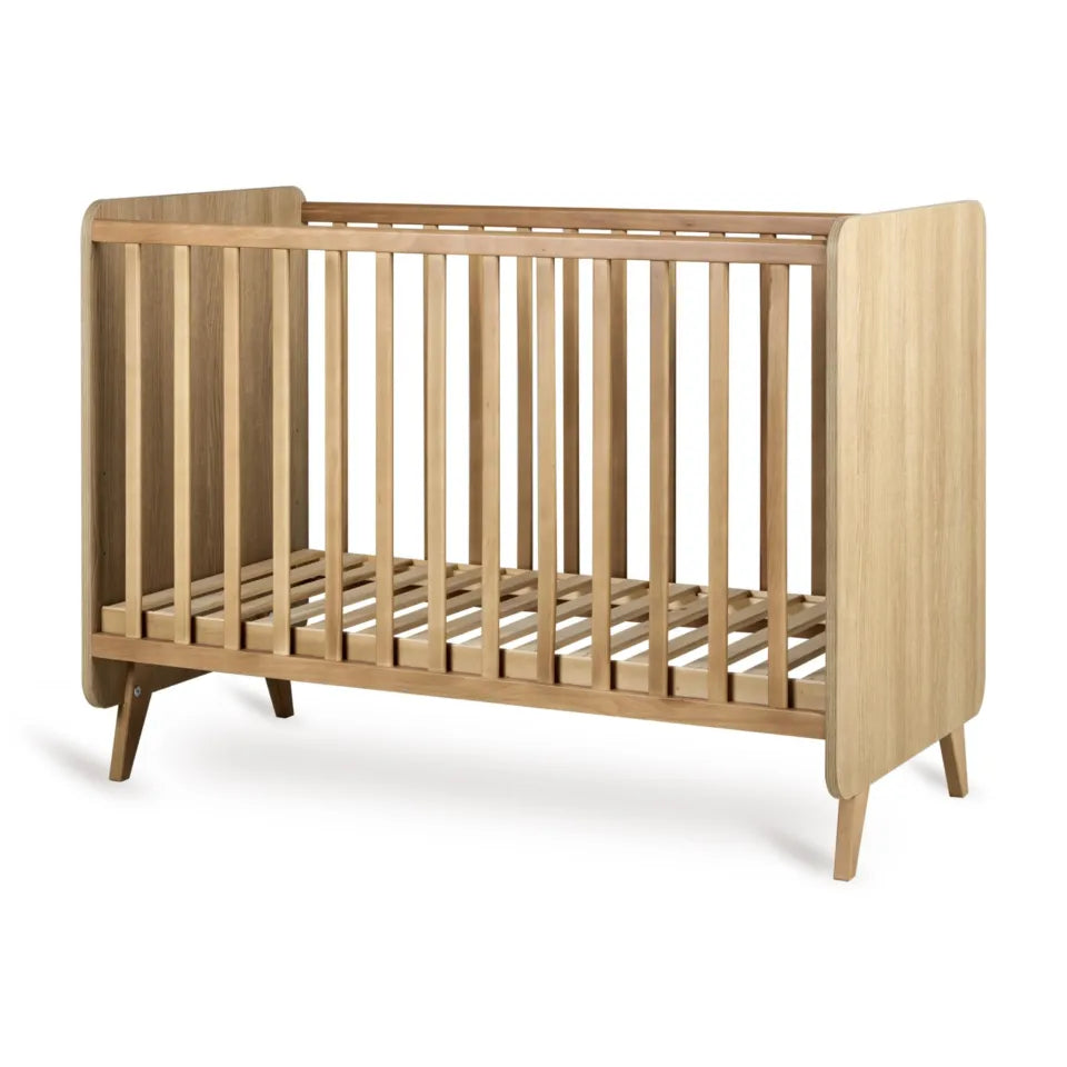 "Quax Loft Bed 60 x 120 cm in Honey Ash, toont massief beukenhouten poten en verstelbare matrashoogtes, perfect voor een stijlvolle kinderkamer"