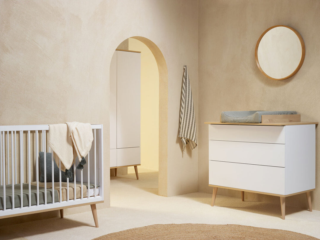 Quax Flow Bed 120 x 60 cm in White kleur, verstelbare bodem, massief beuken voetjes, veilig en duurzaam design