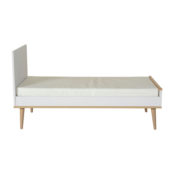 Quax Flow Bed 70 x 140 cm in White, verstelbare bodem, converteerbaar tot bedbank, met massief beuken voetjes, veilig en stijlvol