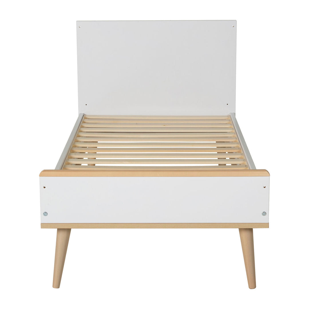 Quax Flow Bed 70 x 140 cm in White, verstelbare bodem, converteerbaar tot bedbank, met massief beuken voetjes, veilig en stijlvol