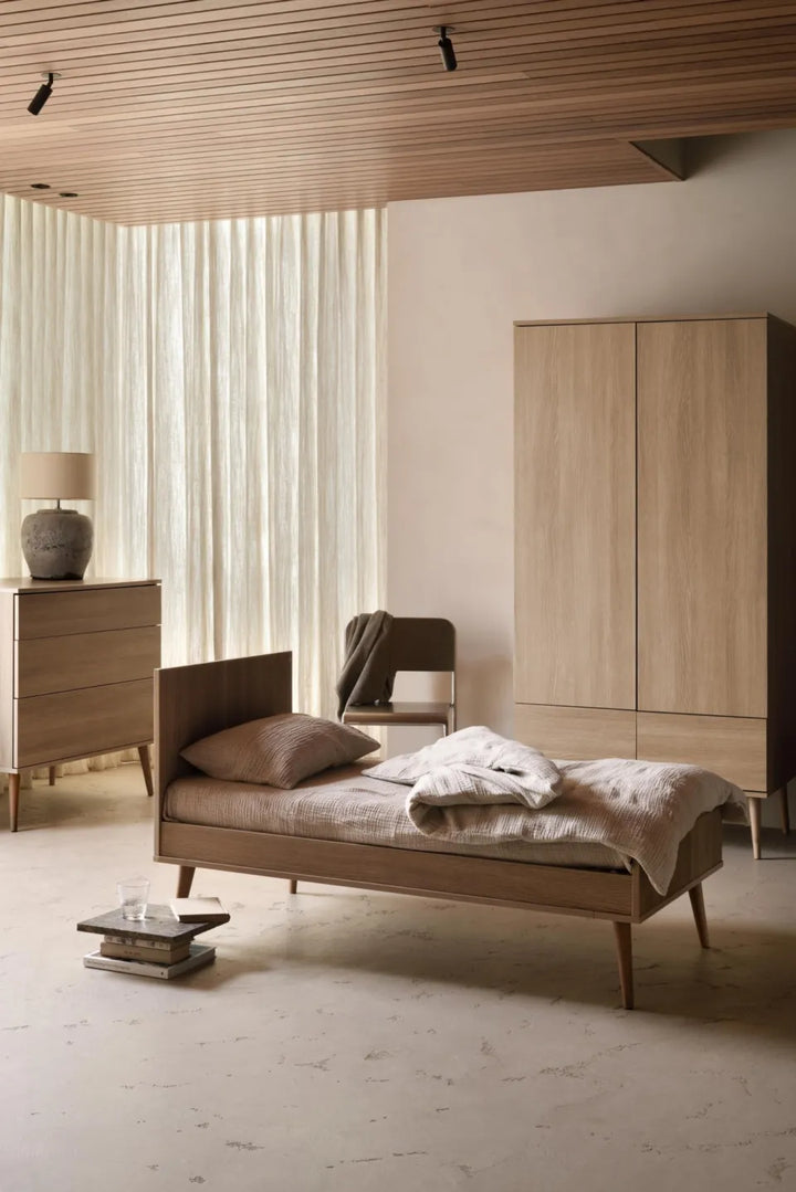 Quax Flow Bed 70 x 140 cm in Honey Ash, verstelbare bodem, converteerbaar tot bedbank, met massief beuken voetjes, veilig en stijlvol