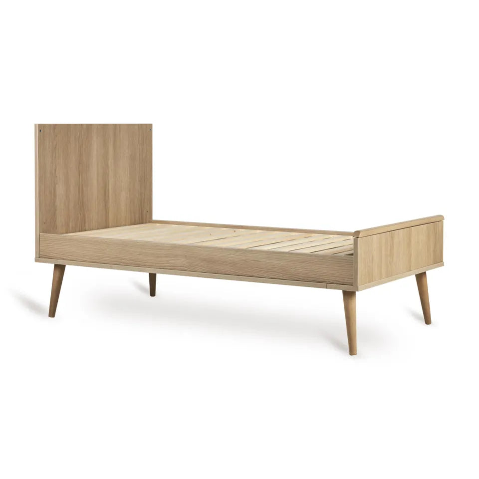 Quax Flow Bed 70 x 140 cm in Honey Ash, verstelbare bodem, converteerbaar tot bedbank, met massief beuken voetjes, veilig en stijlvol