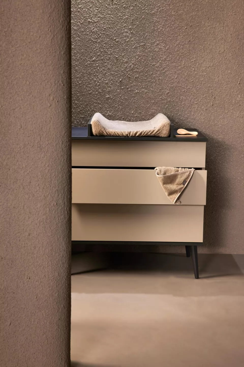 Extensie voor Quax Flow Commode in Stone, 50x70 cm, maakt van commode een comfortabele luiertafel, voldoet aan veiligheidsnormen, FSC-gecertificeerd hout