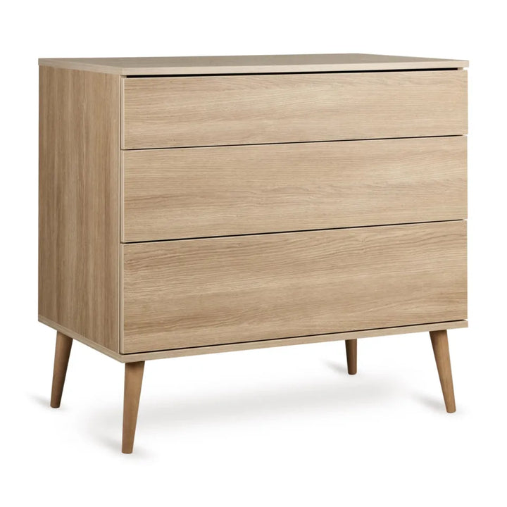 Quax Flow Commode in Honey Ash met push-systeem laden, optionele luiertafel extensie, vervaardigd uit FSC-gecertificeerd hout