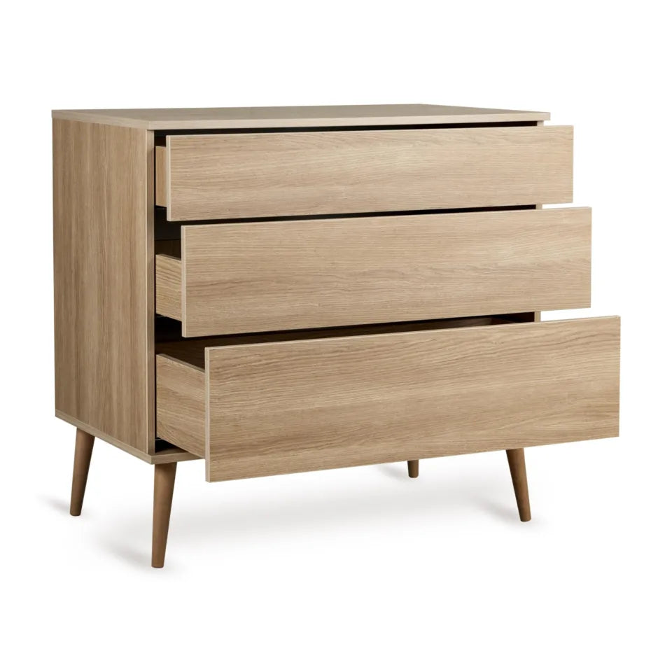 Quax Flow Commode in Honey Ash met push-systeem laden, optionele luiertafel extensie, vervaardigd uit FSC-gecertificeerd hout