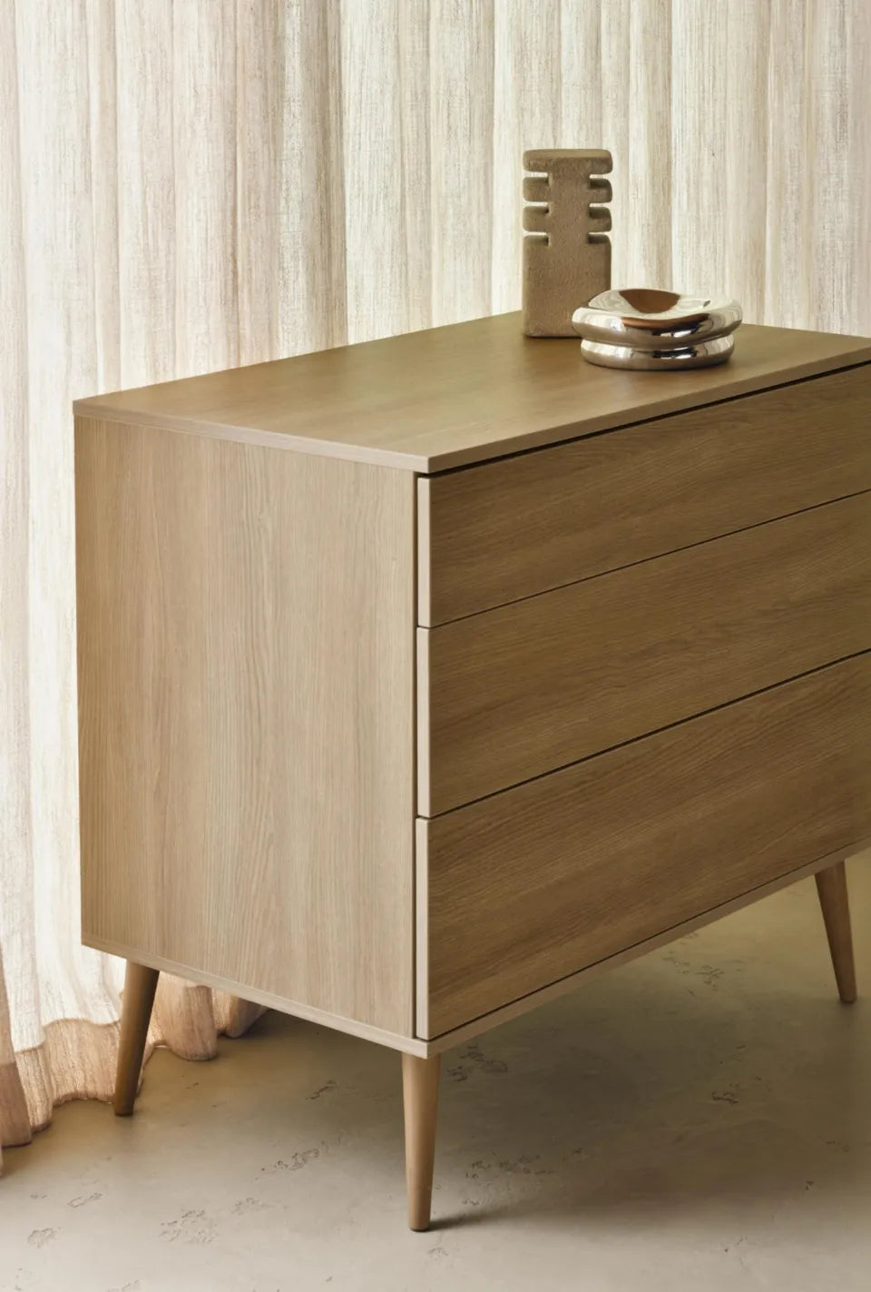 Quax Flow Commode in Honey Ash met push-systeem laden, optionele luiertafel extensie, vervaardigd uit FSC-gecertificeerd hout