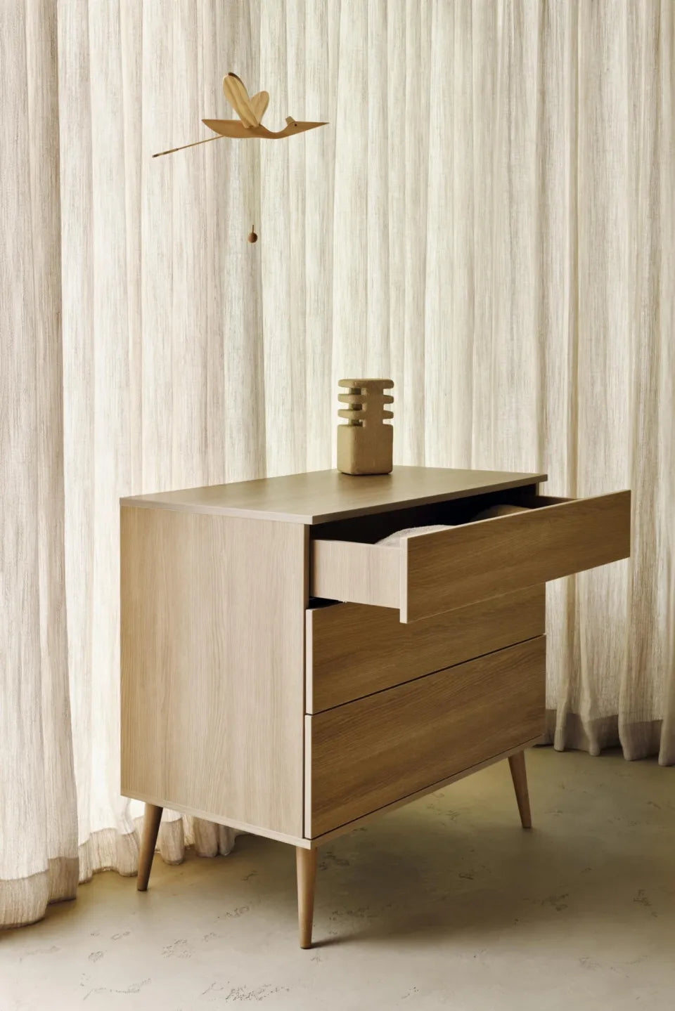 Quax Flow Commode in Honey Ash met push-systeem laden, optionele luiertafel extensie, vervaardigd uit FSC-gecertificeerd hout