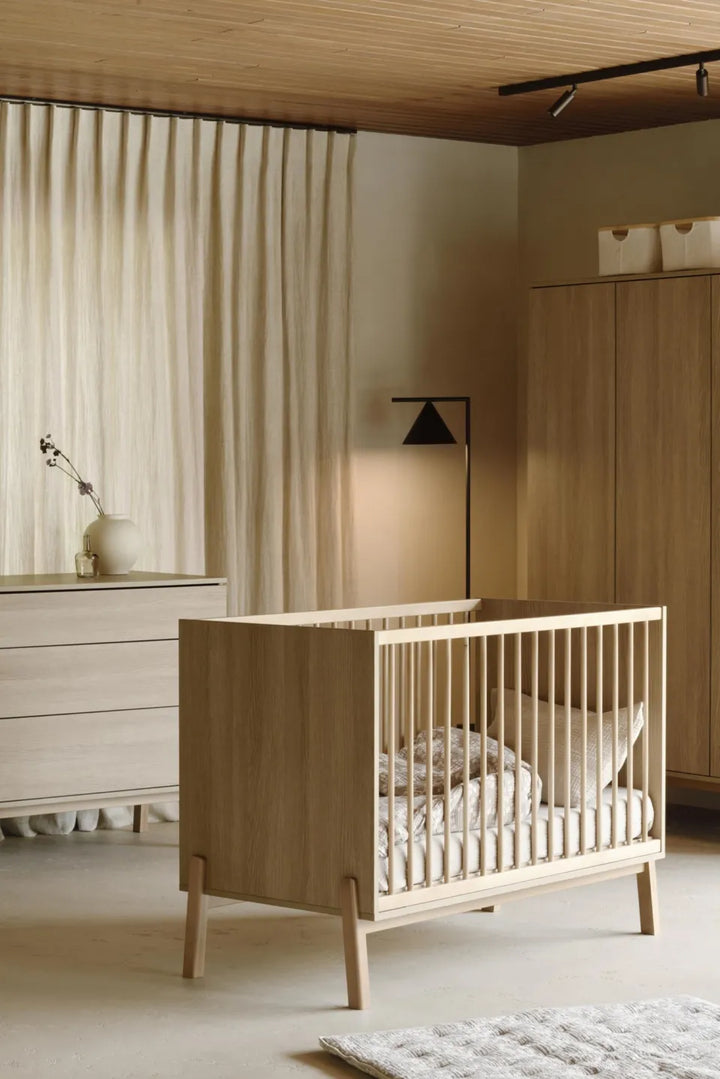 Quax Ashi Bed in Honey Ash, maat 60x120 cm, met verstelbare bodem en stijlvolle minimalistische design