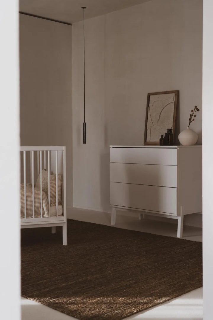 Quax Ashi Commode in Cream met drie push-open laden en optionele luiertafel-extensie voor stijlvolle en praktische kinderkameropslag