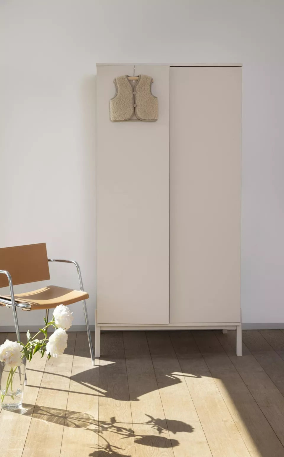 Quax Ashi Kast in Clay met subtiele push-open deuren en aanpasbare opbergruimte, perfect voor de moderne babykamer