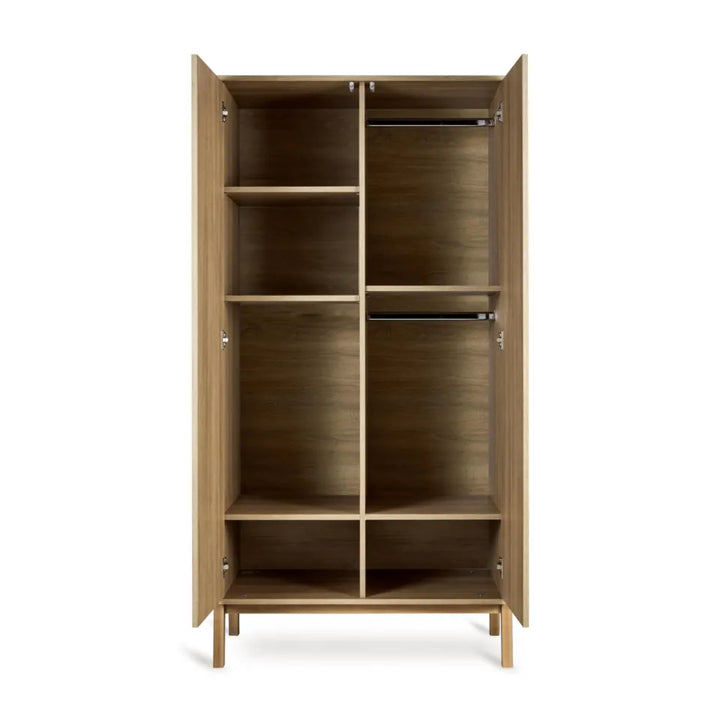 Quax Ashi Kast in Honey Ash met subtiele push-open deuren en aanpasbare opbergruimte, perfect voor de moderne babykamer