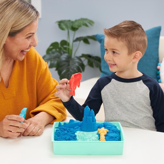 Blauwe Kinetic Sand zandbak met kneedbaar sensorisch zand