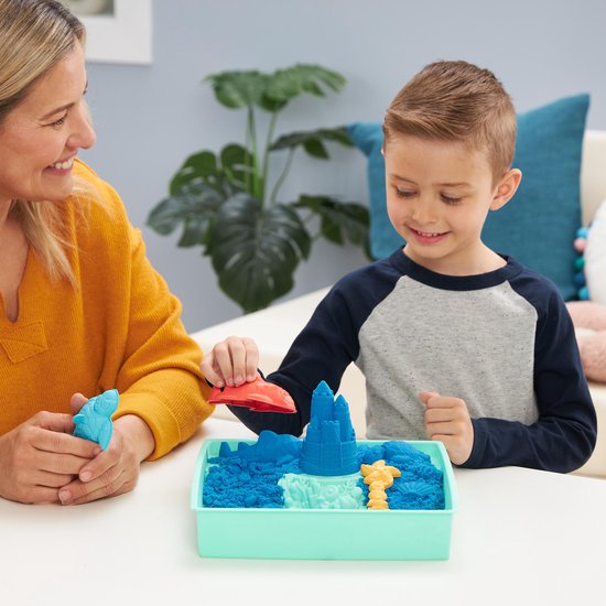 Blauwe Kinetic Sand zandbak met kneedbaar sensorisch zand