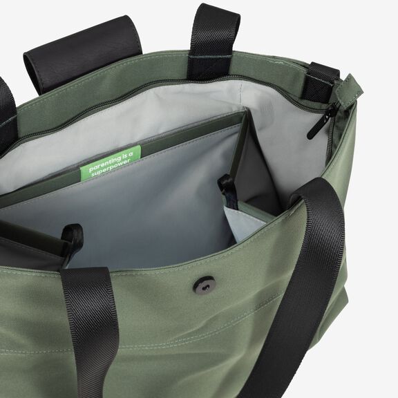 Joolz Verzorgingstas in Forest Green, bevestigd aan kinderwagen.