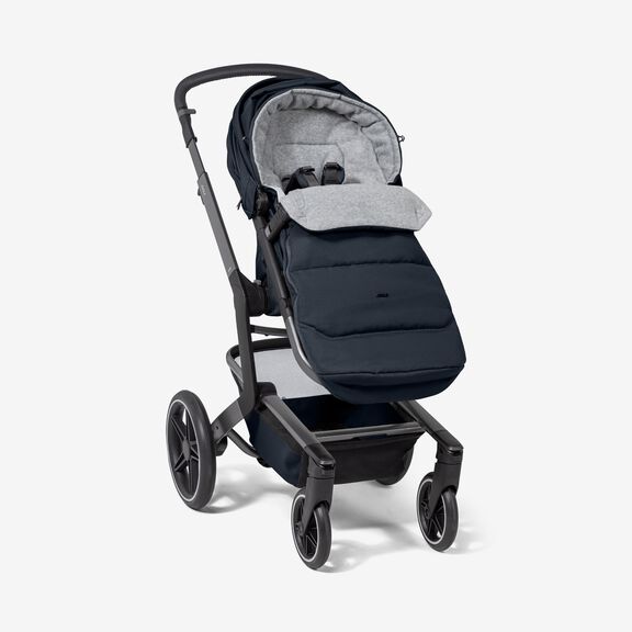 Joolz universele voetenzak in Navy Blue, bevestigd aan kinderwagen