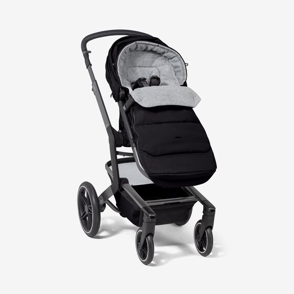 Joolz universele voetenzak in Space Black, bevestigd aan kinderwagen