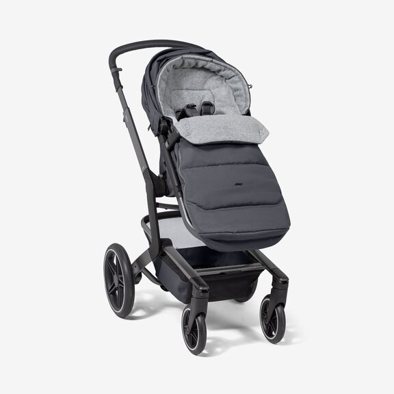 Joolz universele voetenzak in Stone Grey, bevestigd aan kinderwagen