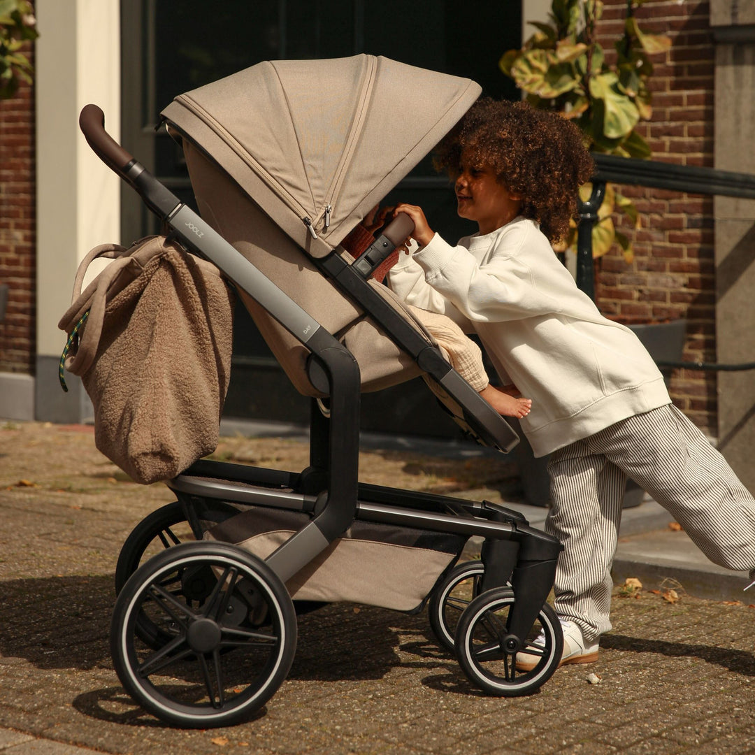 Joolz x Studio Noos Mom Bag Sandy Taupe, ruime verzorgingstas met kinderwagenbevestiging.