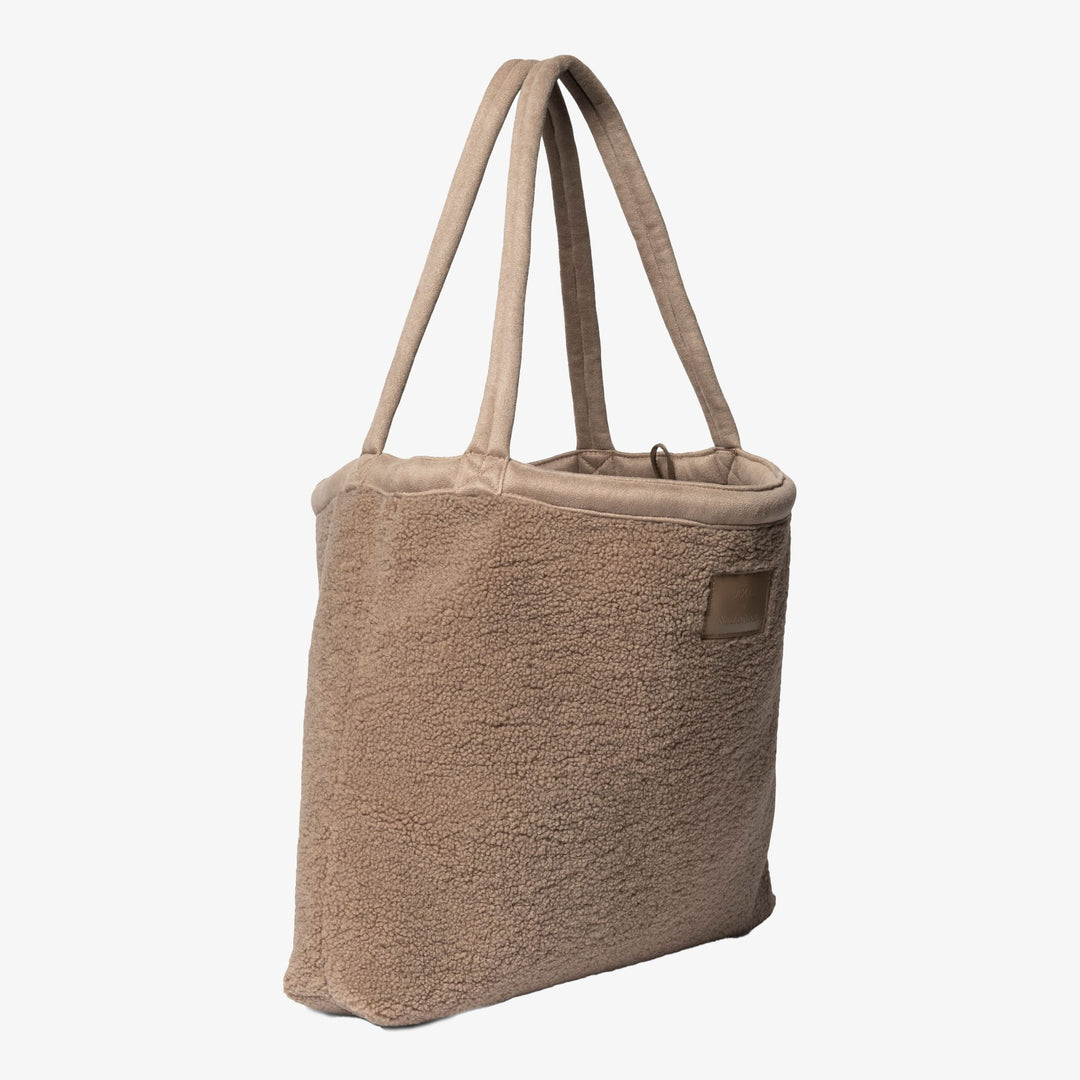 Joolz x Studio Noos Mom Bag Sandy Taupe, ruime verzorgingstas met kinderwagenbevestiging.