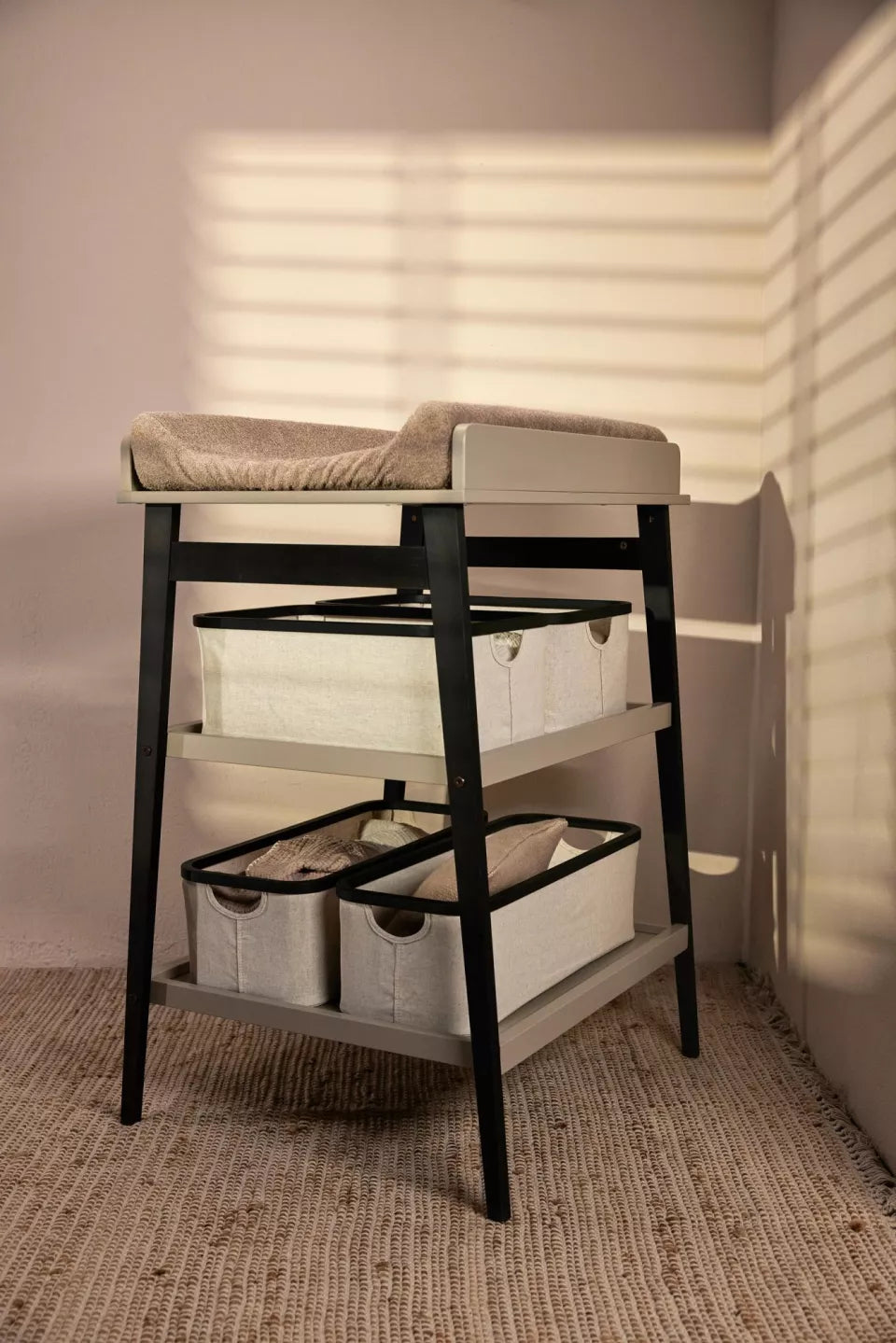 Quax opbergmand voor luiertafel in bamboe/charcoal en katoen, perfect voor een georganiseerde babykamer.